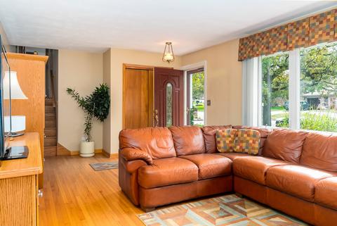 516 Oak Dr, East Dundee, IL 60118 photo 2