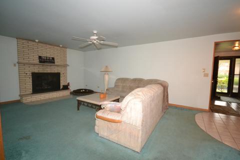 1279 Meadow Ln, Elgin, IL 60123 photo 3