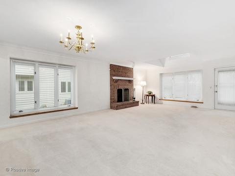 2111 Hallmark Ct, Wheaton, IL 60187 photo 2