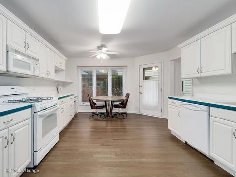 2111 Hallmark Ct, Wheaton, IL 60187 photo 4
