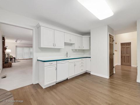 2111 Hallmark Ct, Wheaton, IL 60187 photo 5