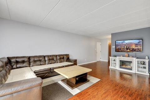 147 Stanhope Dr #B, Willowbrook, IL 60527 photo 3