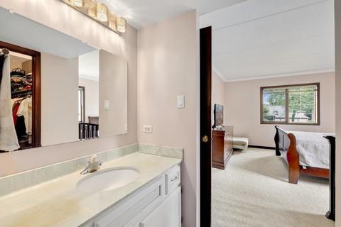 147 Stanhope Dr #B, Willowbrook, IL 60527 photo 8
