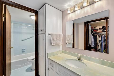 147 Stanhope Dr #B, Willowbrook, IL 60527 photo 9