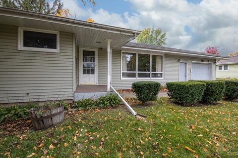 421 E 11th St, Pecatonica, IL 61063 photo 2