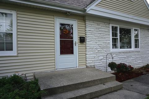 1111 N Main St, Wheaton, IL 60187 photo 2