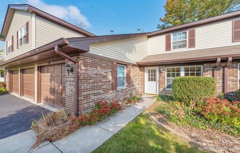 110 Pine Cir, Cary, IL 60013 photo 2