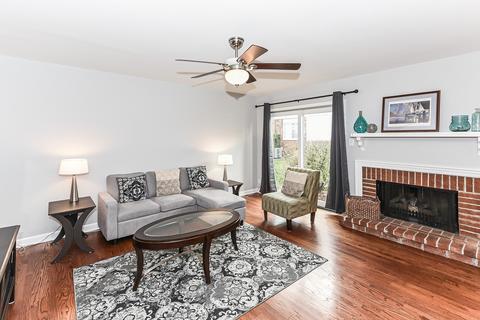 1246 Borough Ct, Wheaton, IL 60189 photo 2