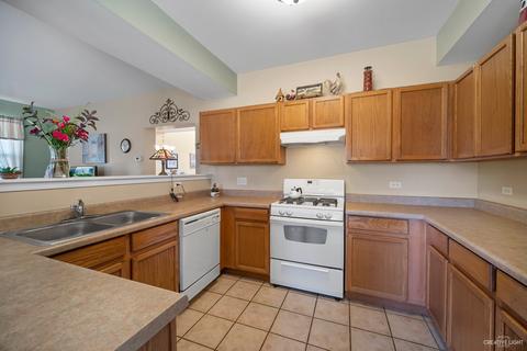 681 Periwinkle Ln, Aurora, IL 60504 photo 10