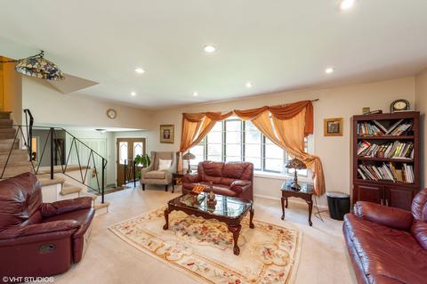 995 Colony Ln, Hoffman Estates, IL 60192 photo 2