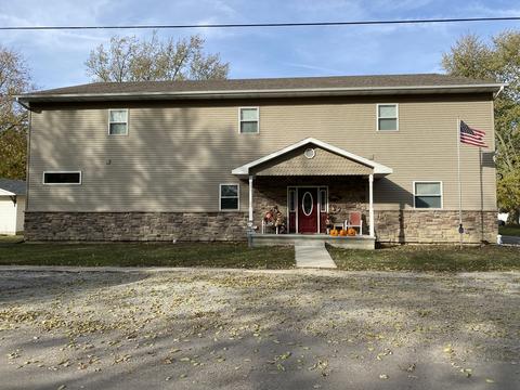 410 E Logan St, Arthur, IL 61911 photo 2