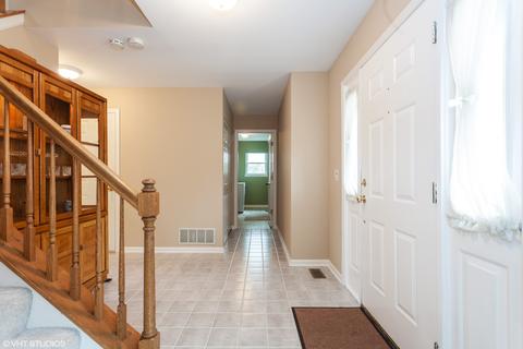 79 Forestview Ln, Aurora, IL 60502 photo 2