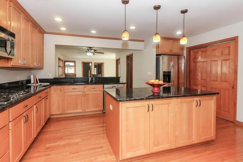 255 N Oak Ave, Bartlett, IL 60103 photo 8