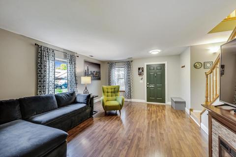 61 Pine Cir, Cary, IL 60013 photo 4