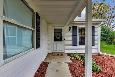 61 Pine Cir, Cary, IL 60013 photo 2