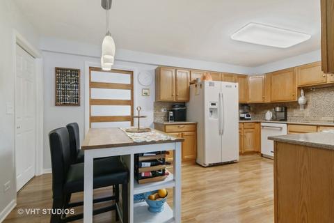 590 Olive St, Hoffman Estates, IL 60169 photo 4
