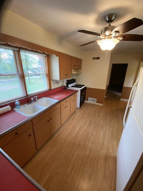 669 Oakland Ave, Elgin, IL 60120 photo 9