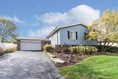 846 Kings Point Dr E, Addison, IL 60101 photo 1