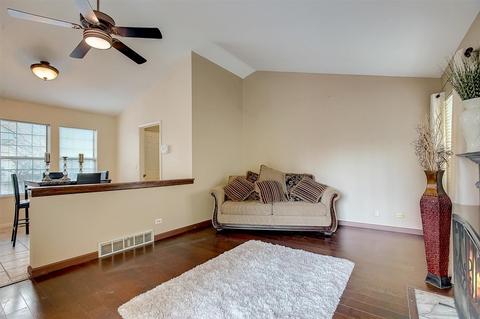 636 White Oak Ln, Bartlett, IL 60103 photo 3