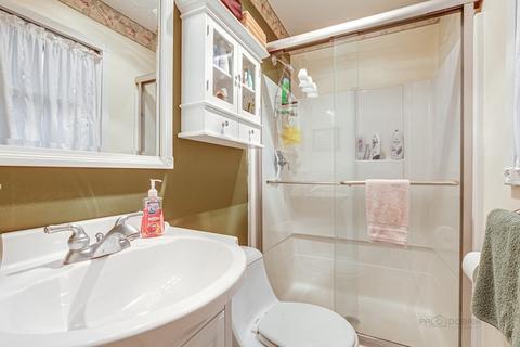 672 Madelyn Dr, Des Plaines, IL 60016 photo 12