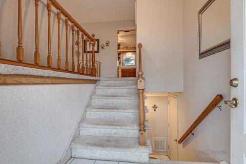 672 Madelyn Dr, Des Plaines, IL 60016 photo 3