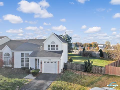 1319 Trinity Dr, Carol Stream, IL 60188 photo 2
