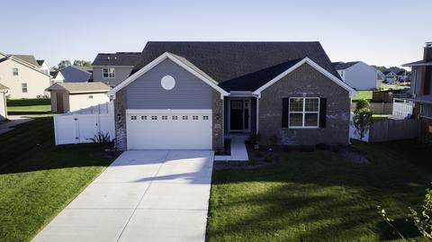 702 Edgewater Dr, Minooka, IL 60447 photo 1