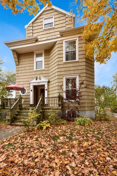 518 E Chestnut St, Bloomington, IL 61701 photo 3