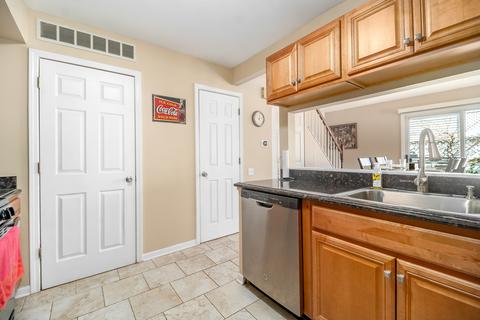 393 Gregory St, Aurora, IL 60504 photo 11