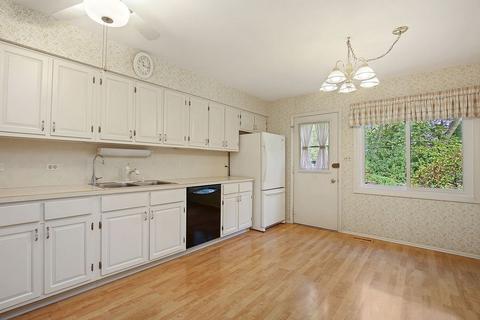1806 E Apache Ln, Mount Prospect, IL 60056 photo 9
