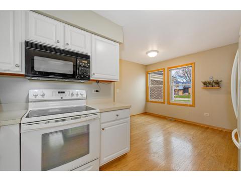 2303 Appleby Dr, Wheaton, IL 60189 photo 4