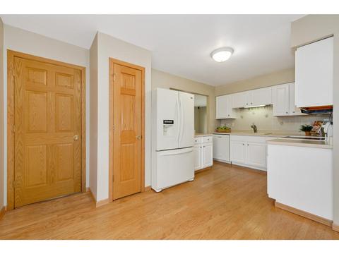 2303 Appleby Dr, Wheaton, IL 60189 photo 3