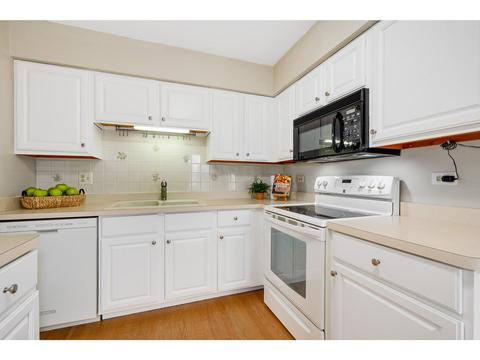 2303 Appleby Dr, Wheaton, IL 60189 photo 2