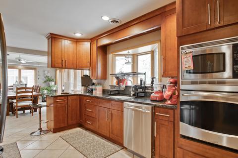 1285 E River Dr, Des Plaines, IL 60018 photo 14