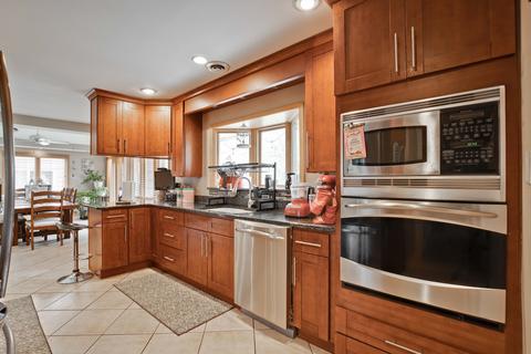 1285 E River Dr, Des Plaines, IL 60018 photo 15