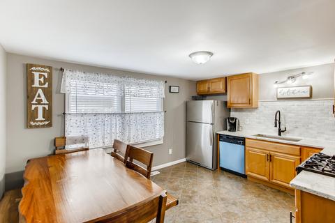 1073 Maple St, Aurora, IL 60506 photo 4
