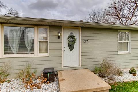 1073 Maple St, Aurora, IL 60506 photo 2