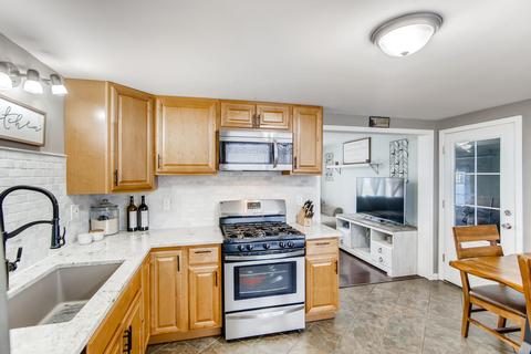 1073 Maple St, Aurora, IL 60506 photo 5