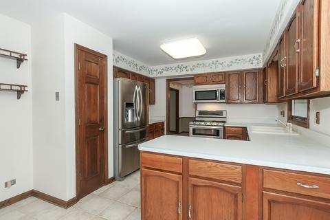 3920 Bordeaux Dr, Hoffman Estates, IL 60192 photo 9