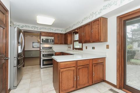 3920 Bordeaux Dr, Hoffman Estates, IL 60192 photo 8