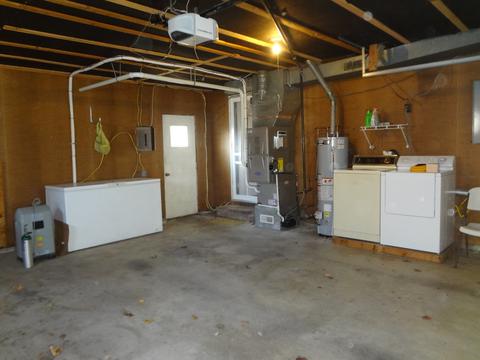 1104 E White St, Clinton, IL 61727 photo 21