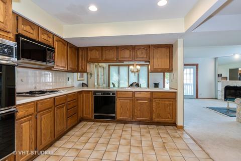 1930 Golfview Dr, Bartlett, IL 60103 photo 2