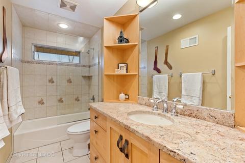 375 Maple Row, Northfield, IL 60093 photo 24