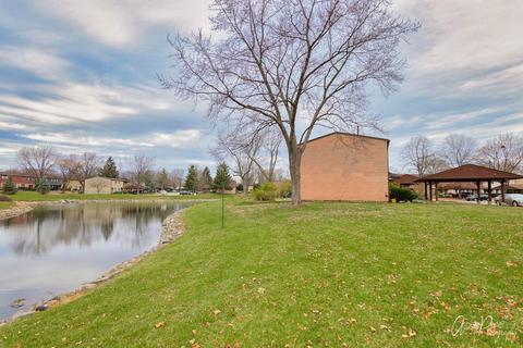 1640 Blackhawk Trl, Wheeling, IL 60090 photo 4