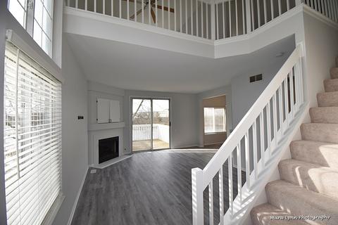 938 Mesa Dr, Elgin, IL 60123 photo 2