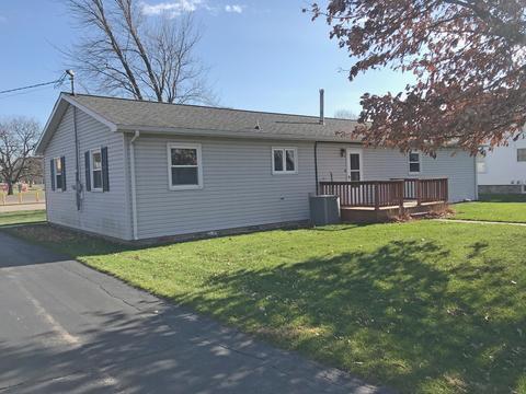324 S Main St, Walnut, IL 61376 photo 2