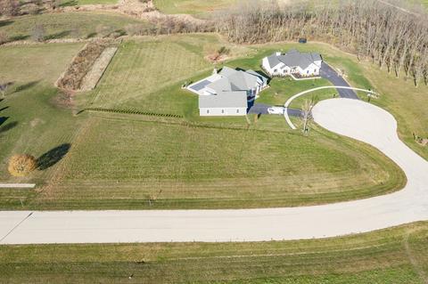 1060 Prairie View Dr, Somonauk, IL 60552