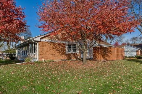 1785 Caxton Dr, Wheaton, IL 60189 photo 3