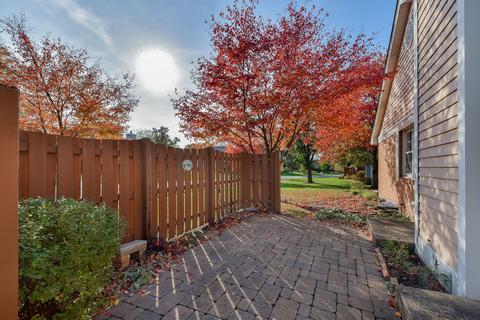 1785 Caxton Dr, Wheaton, IL 60189 photo 4