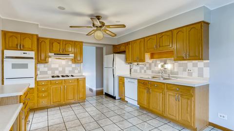 1575 Edgefield Ln, Hoffman Estates, IL 60169 photo 12